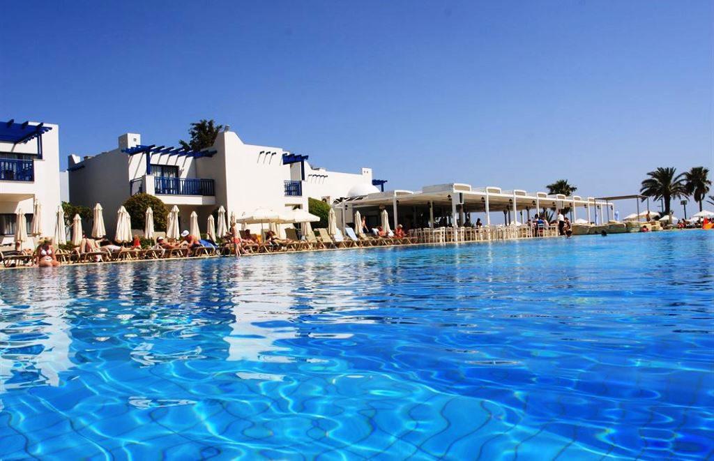 Топ-10 лучших бассейнов в отелях Кипра