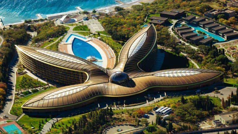 Лучшие отели Ялты на побережье 🌊: обзор гостиниц 🏨