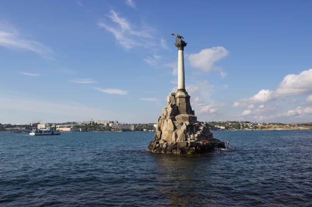 Памятник затопленным кораблям