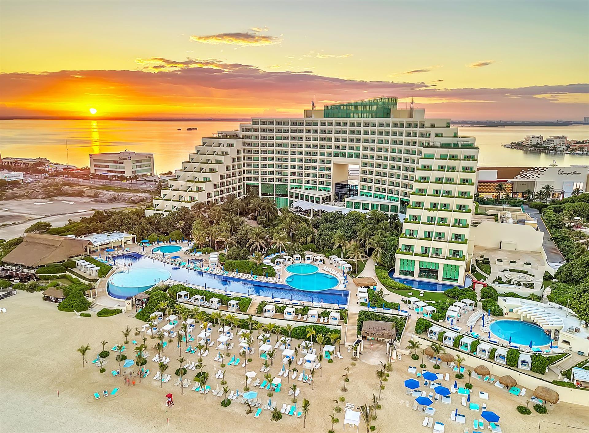 Узнаваемый отель Live Aqua Beach Resort Cancun