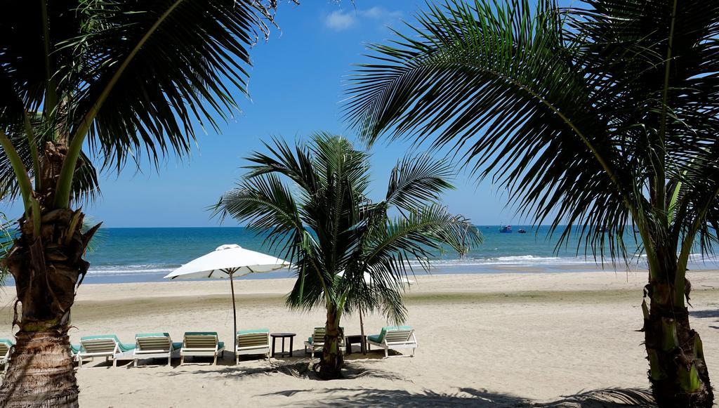 Красивый пляж у отеля во Вьетнаме