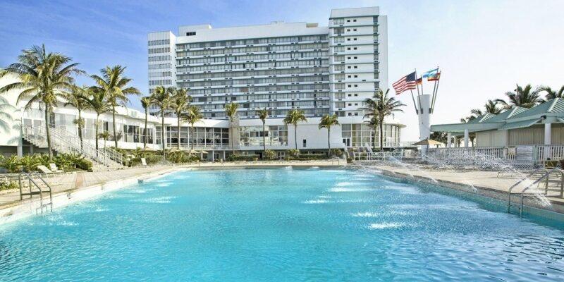 Здание отеля Deauville Beach Resort снесено в штате Флорида